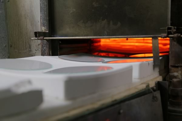 Glass container annealing element